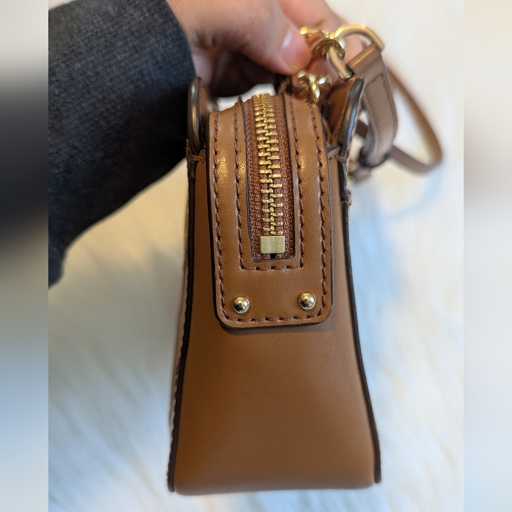 Beautiful Michael Kors crossbody purse. - Picture 6 of 16